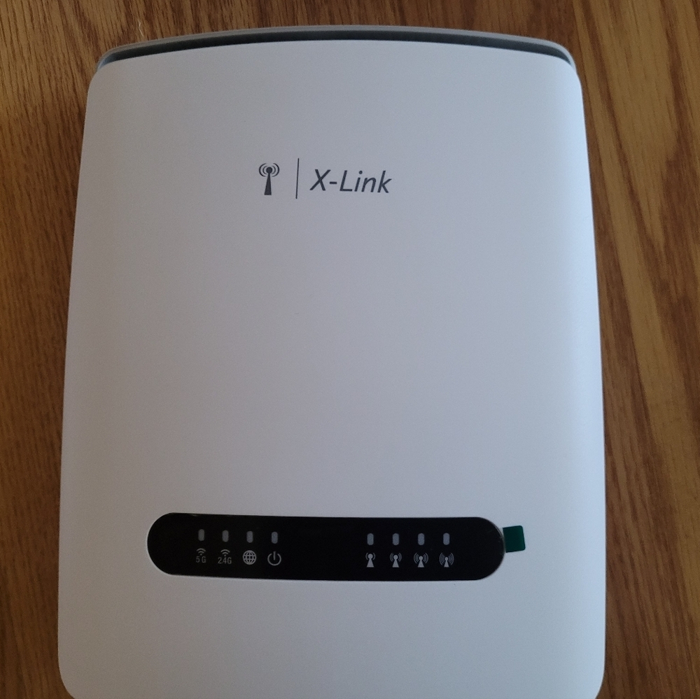 Link White Wireless Router with Black Status Panel - Picture 2 of 7